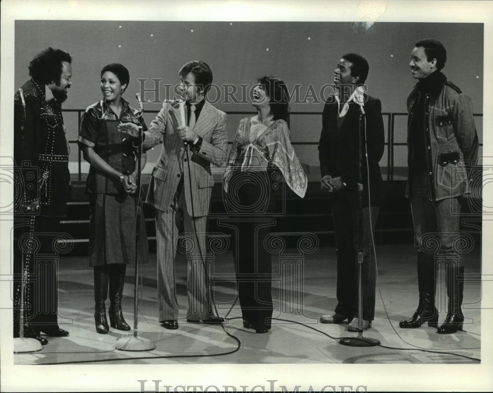 1976 Press Photo Dick Clark w/ band The Fifth Dimension in American Bandstand-Historic Images