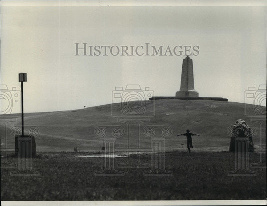 1978 Press Photo A young tourist tries his wings on the very spot at Kitty Hawk-Historic Images