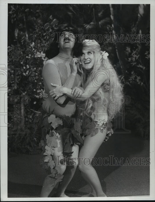 1970 Press Photo Bob Newhart and Ruth Buzzi in Rowan and Martin's Laugh-In-Historic Images