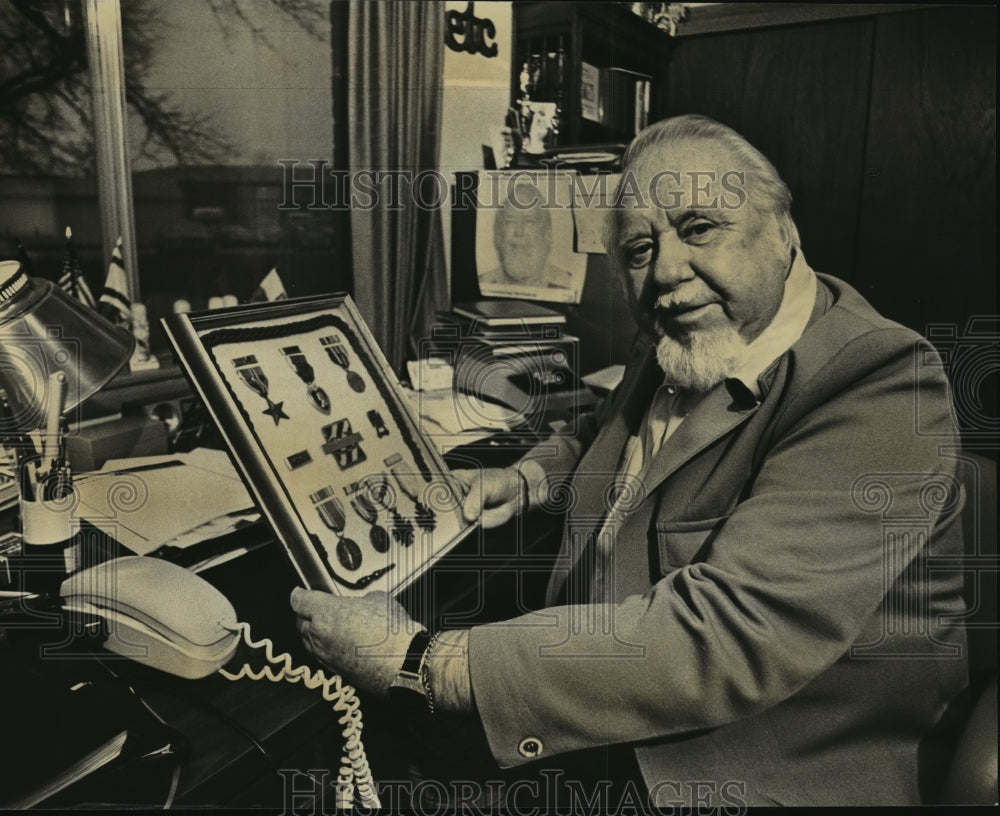 1979 Press Photo James Voss with 23 medals he won during World War II battles-Historic Images