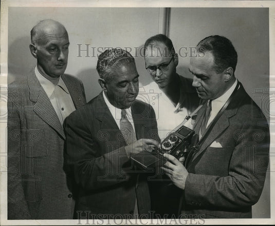 1952 Press Photo Gov. Walter Kohler Jr. with newspaper photographers and editors-Historic Images