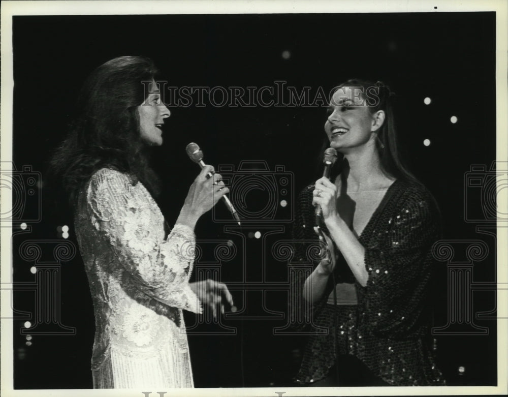 1979 Press Photo Judy Collins and Crystal Gayle in &quot;The Crystal Gayle Special&quot;-Historic Images