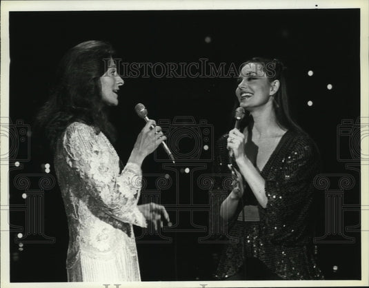 1979 Press Photo Judy Collins and Crystal Gayle in "The Crystal Gayle Special"-Historic Images