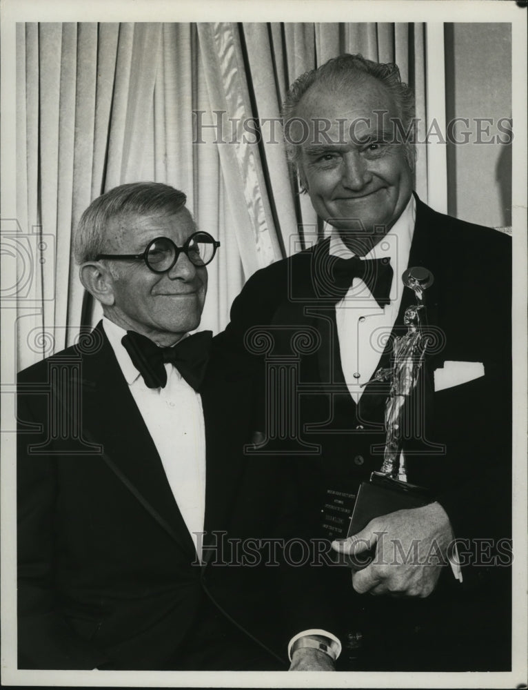 1981 Press Photo Red Skelton with Award and George Burns as Host for Awards Show-Historic Images