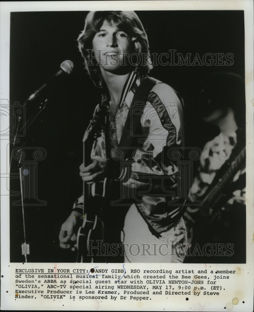 1978 Press Photo Andy Gibb as special guest with Olivia Newton-John in Olivia-Historic Images