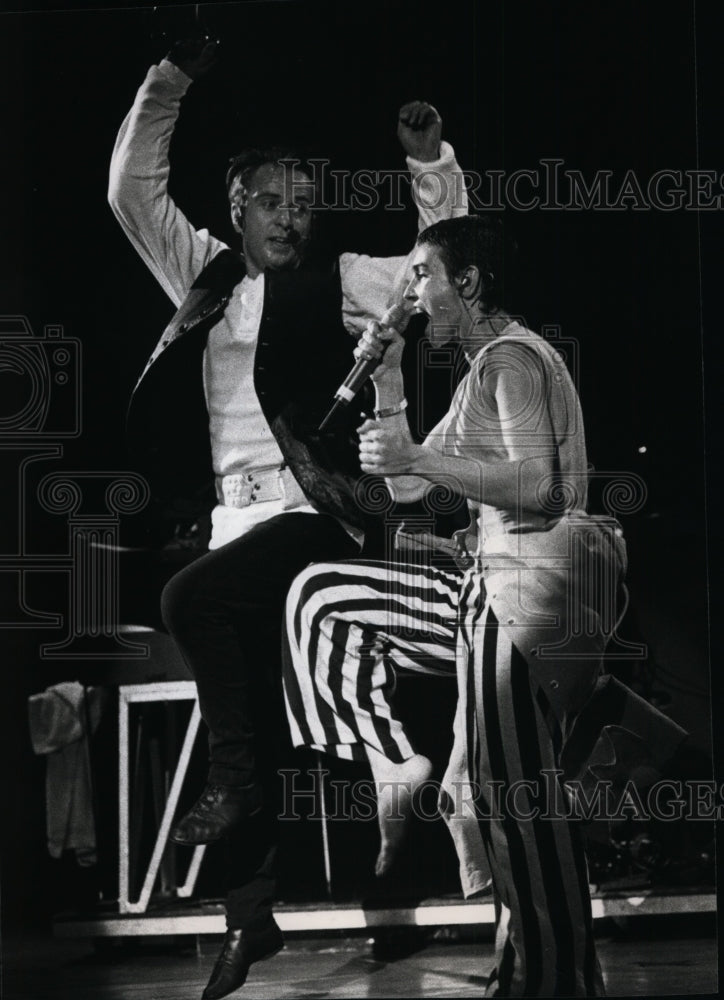 1993 Press Photo Peter Gabriel and Sinnead O'Connor sing at Marcus Amphitheater-Historic Images