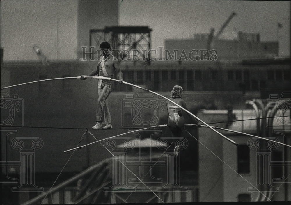 1988 Press Photo Enrico continued on his trip across the 300-foot-long wire-Historic Images