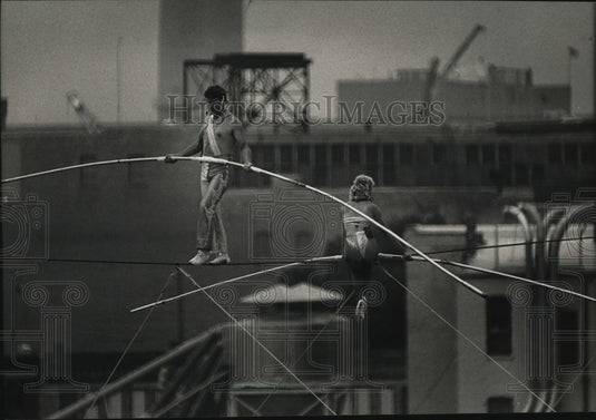 1988 Press Photo Enrico continued on his trip across the 300-foot-long wire-Historic Images