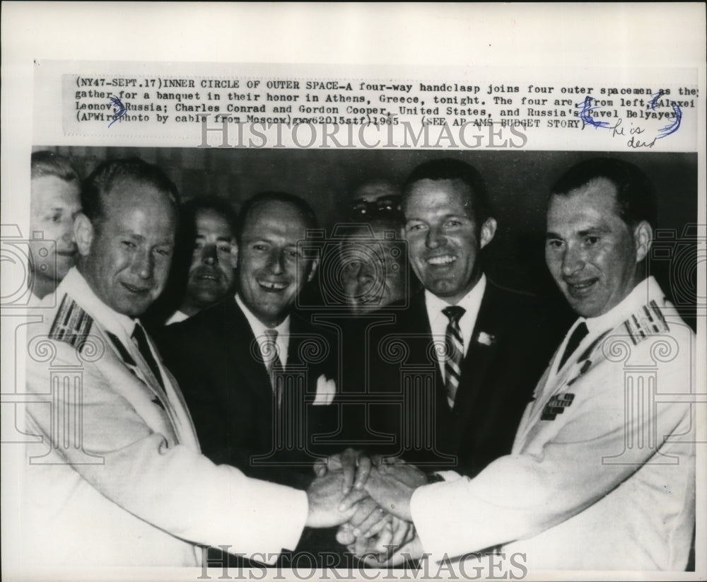 1965 Press Photo Alexei Leonov, Pavel Belyayev & others gather in Athens, Greece-Historic Images