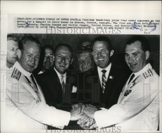 1965 Press Photo Alexei Leonov, Pavel Belyayev & others gather in Athens, Greece-Historic Images