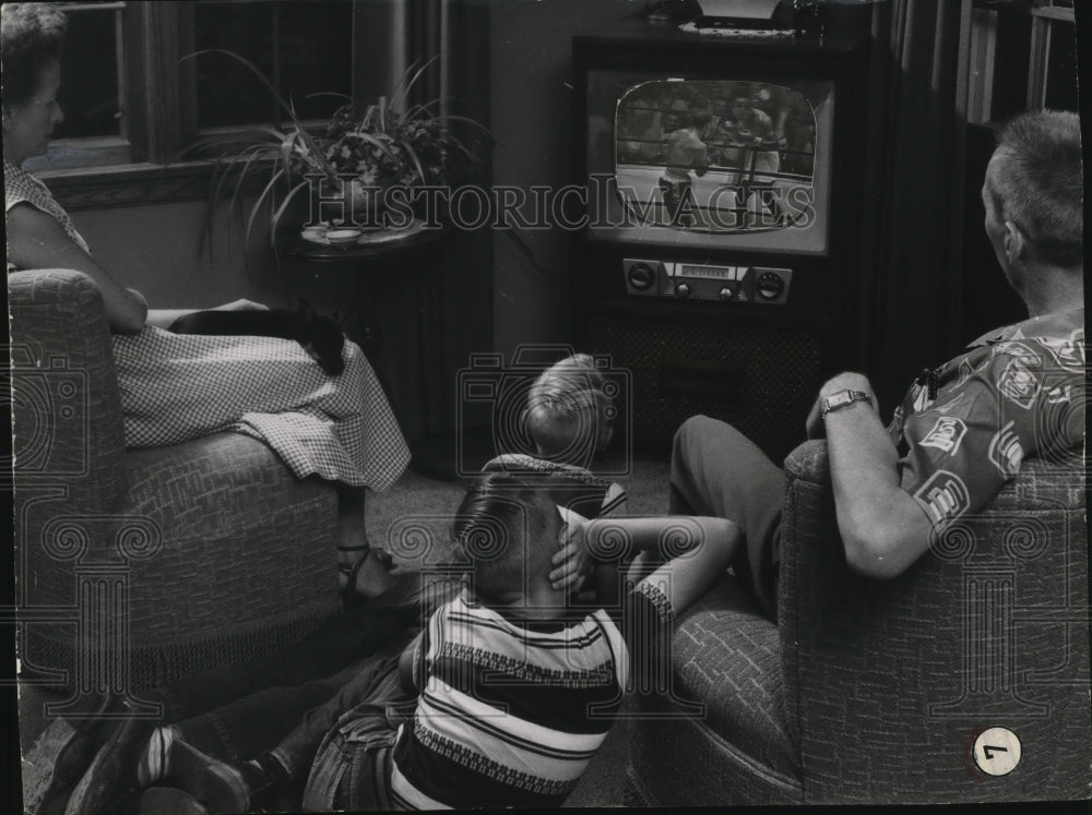 1953 Press Photo Mr. and Mrs William Wolf Jr. & sons watched Gavilan vs Fuentes- Historic Images