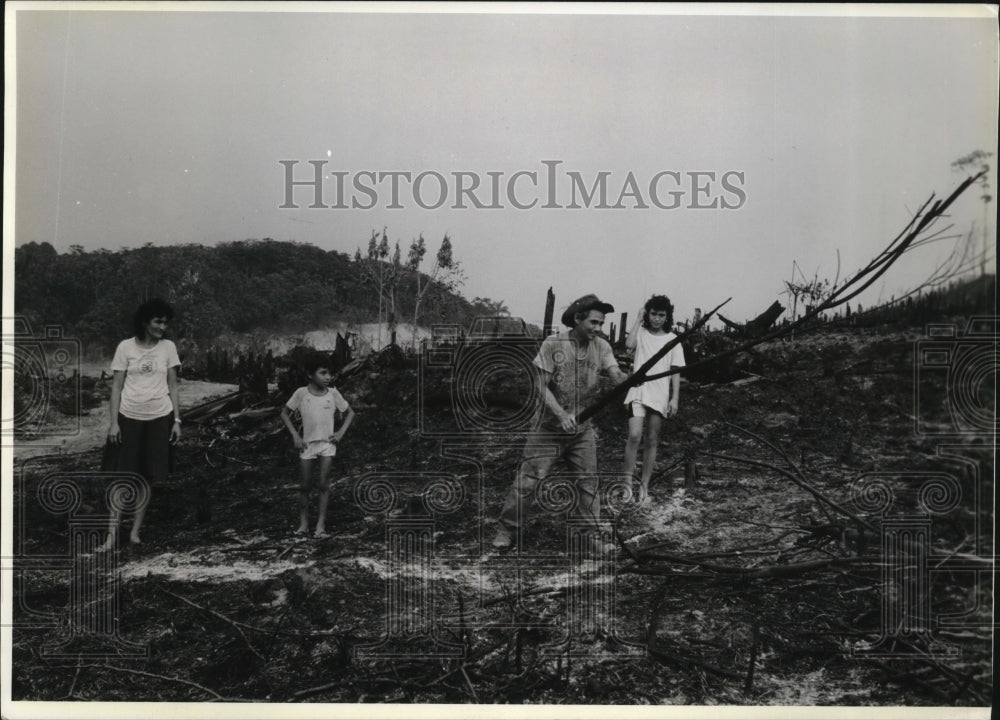 1988 Press Photo Raimundo de Souza works his land in Brazil's Amazon region-Historic Images