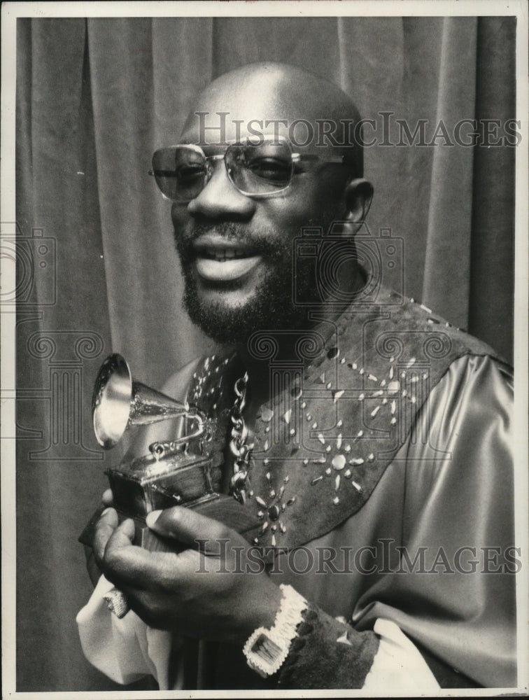 1973 Press Photo Isaac Hayes holds his Grammy Award for film score of Shaft-Historic Images