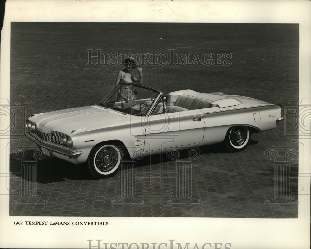 1961 Press Photo Tempest LeMans Convertible with a Manually Operated Top-Historic Images