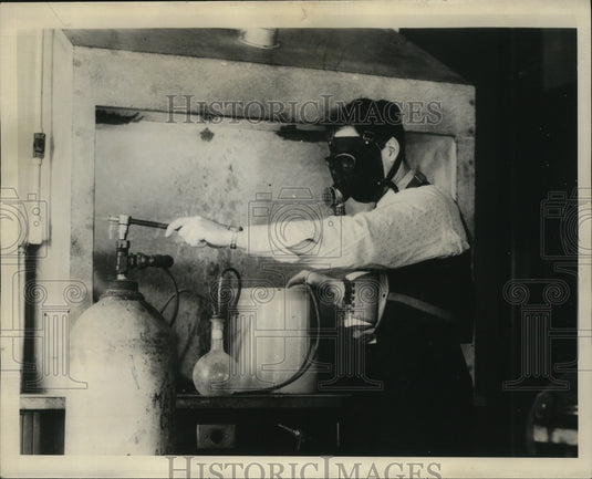 1941 Press Photo Student operating equipment at Institute of Paper Chemistry-Historic Images