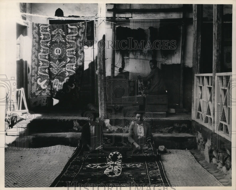 1946 Press Photo Native rug weaver at Guao, Ecuador - mjx04215- Historic Images