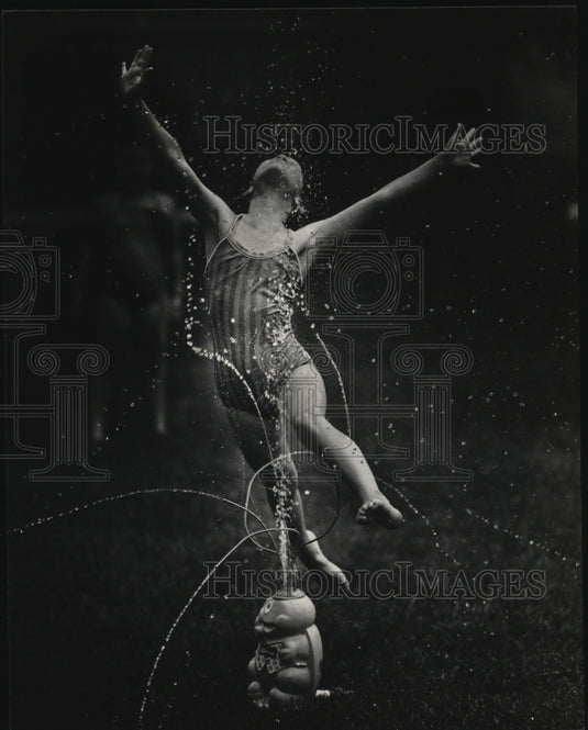 1984 Press Photo Laura Dellevalle ran through sprinkler in yard in Whitefish Bay-Historic Images