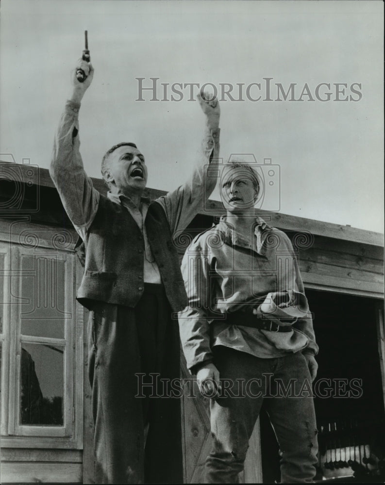 1987 Press Photo Alan Arkin &amp; Ruger Hauer star in Escape From Sobibor-Historic Images