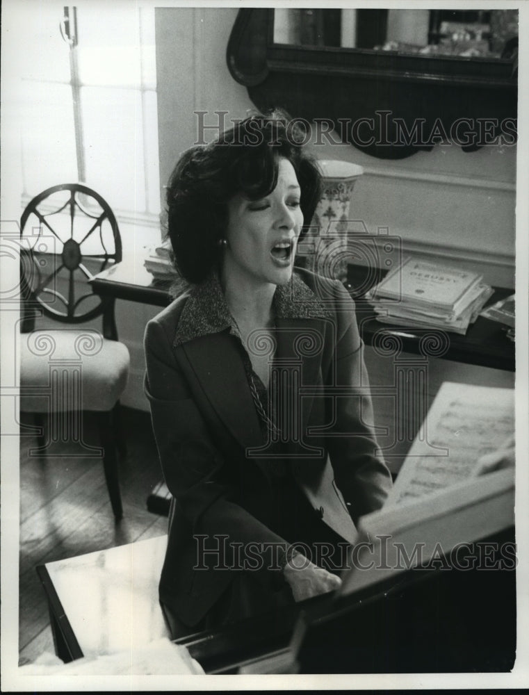 1976 Press Photo Dixie Carter, slim beautiful lyric soprano - mjx04482-Historic Images