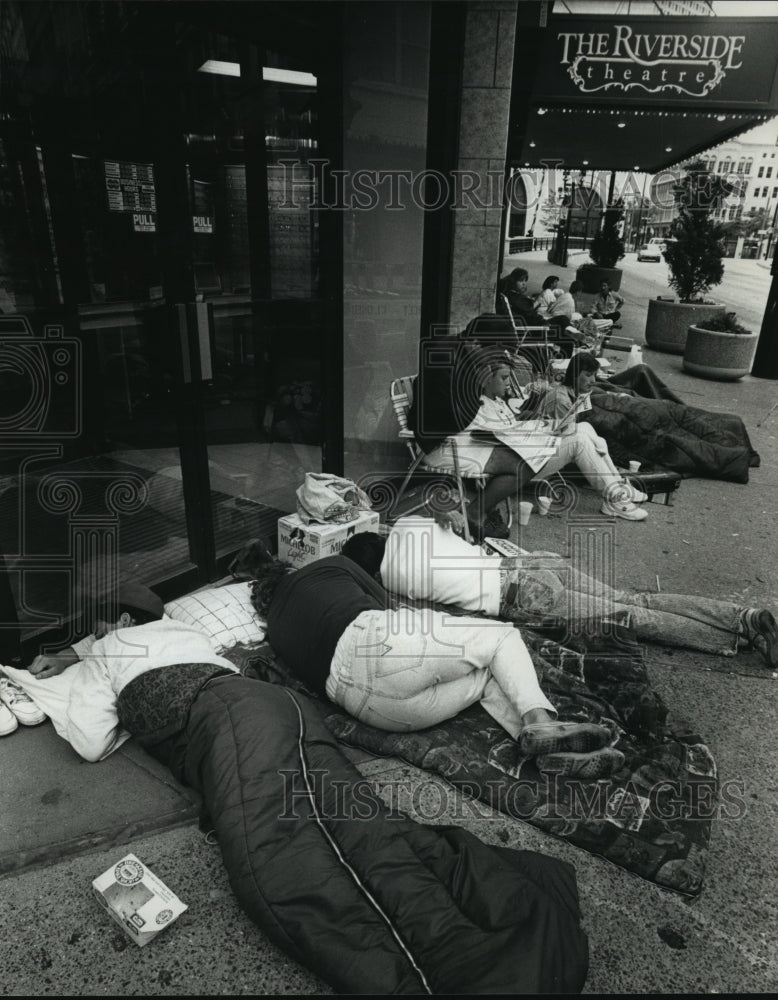 1989 Press Photo Fans wait outside Riverside Theatre for Rolling Stones ticket-Historic Images