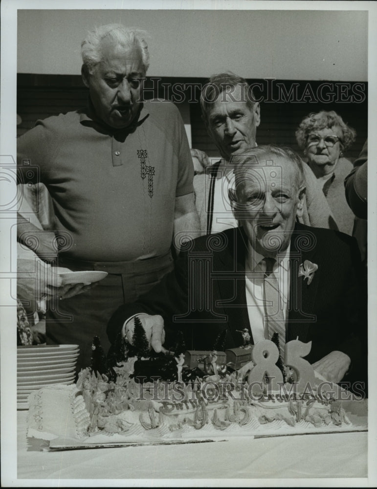 1966 Press Photo Bronco Billy Anderson celebrates birthday in Woodland Hills-Historic Images