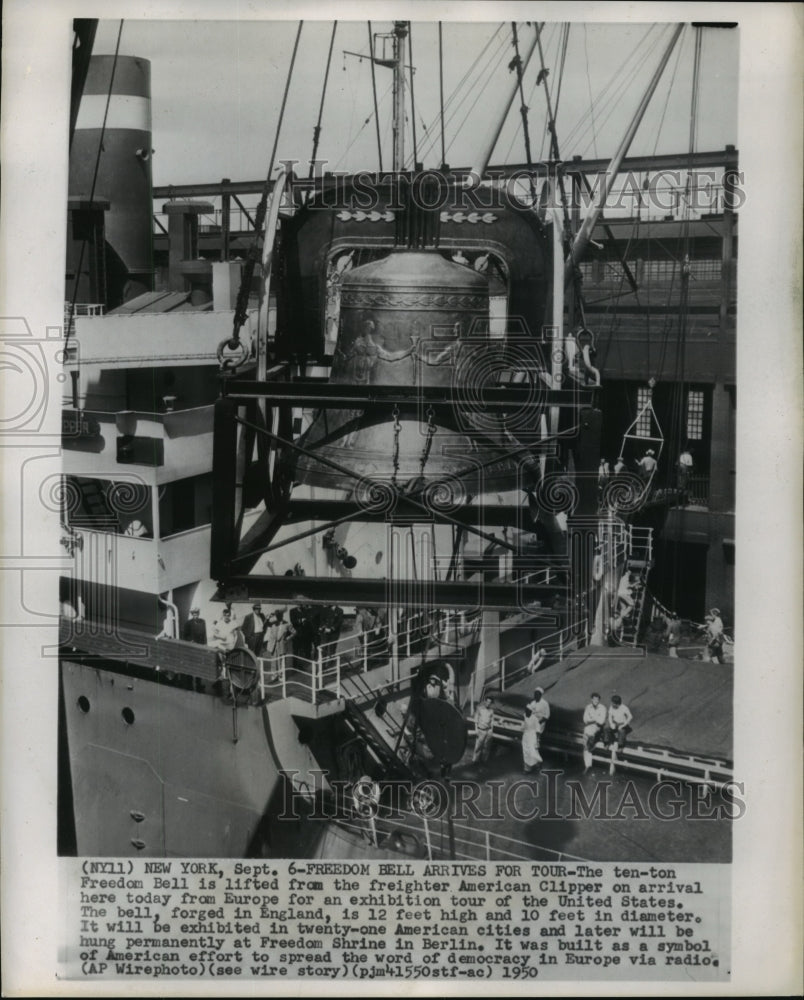 1950 Press Photo The ten ton Freedom Bell aboard American Clipper in New York-Historic Images
