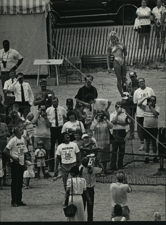 1988 Press Photo Debbie Wallenda, was pulled up the high wire, circus parade.-Historic Images