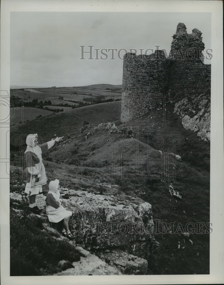 1982 Press Photo Ancient castle on the hills of Carmarthenshire, Wales- Historic Images