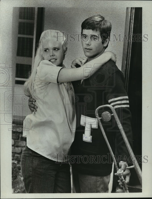 1971 Press Photo Christopher Norris & Desi Arnaz Jr in Mr & Mrs Bo Jo Jones-Historic Images