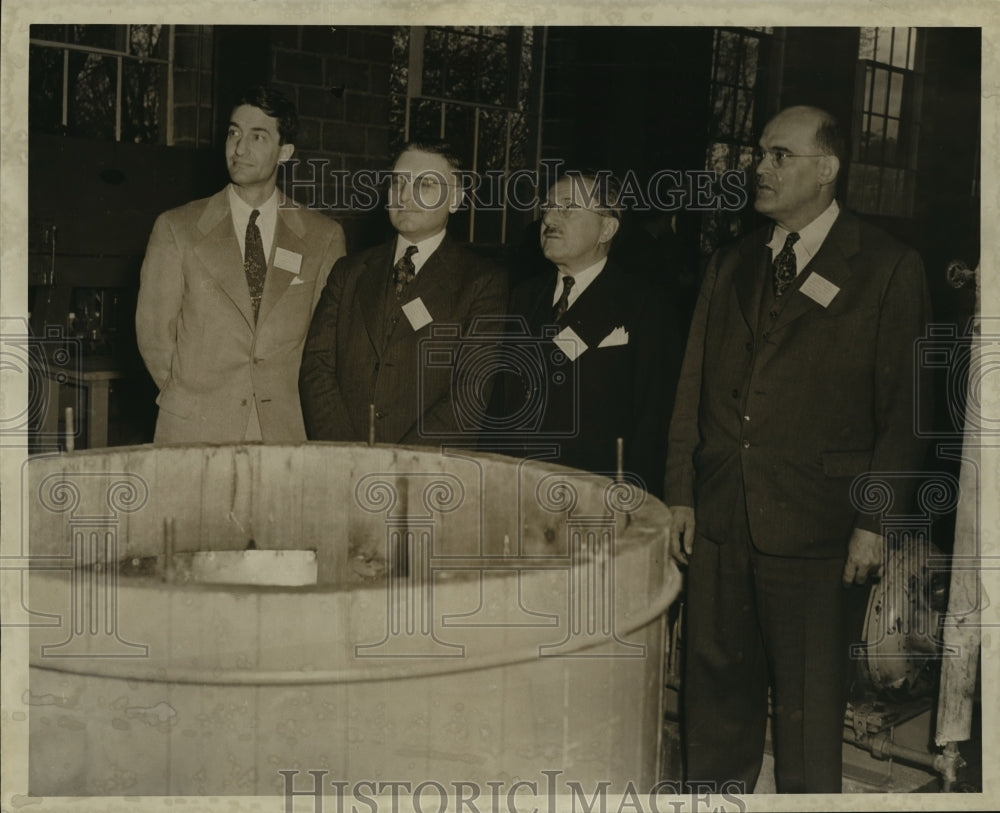 1943 Press Photo Officials at Institute of Paper Chemistry, Appleton, Wisconsin- Historic Images