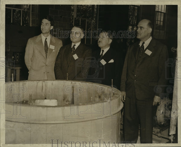 1943 Press Photo Officials at Institute of Paper Chemistry, Appleton ...