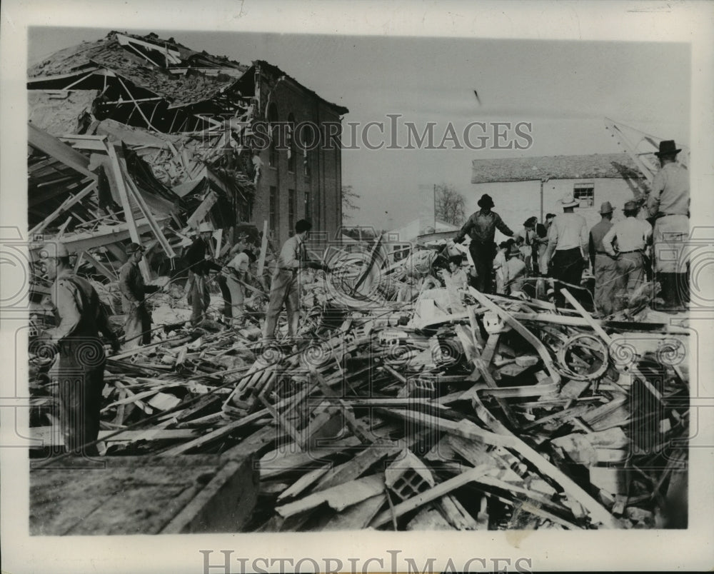1937 Rescue Workers Search Ruins at Consolidated School  - Historic Images