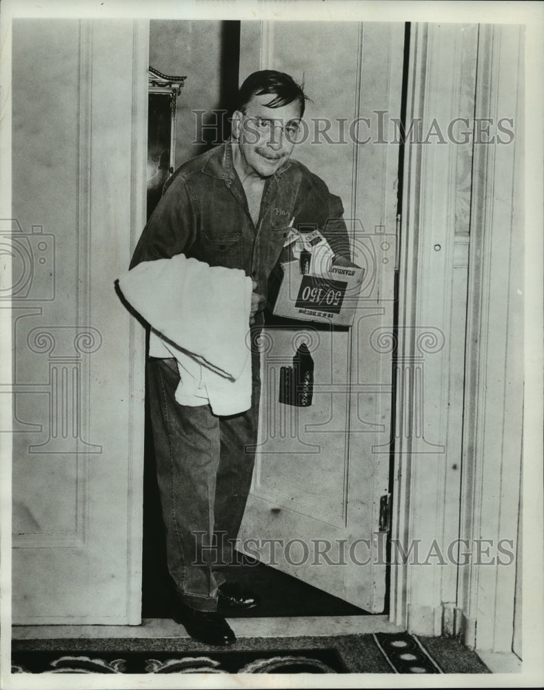 1965 Press Photo Earl Wilson, ready for light work- Sentinel Columnist-Historic Images