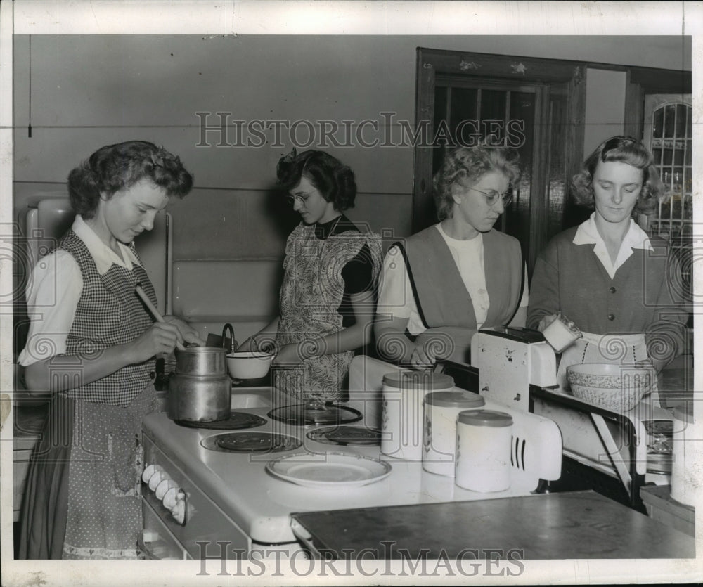1944 Press Photo Mayville High students in cooking class - mjx07990-Historic Images