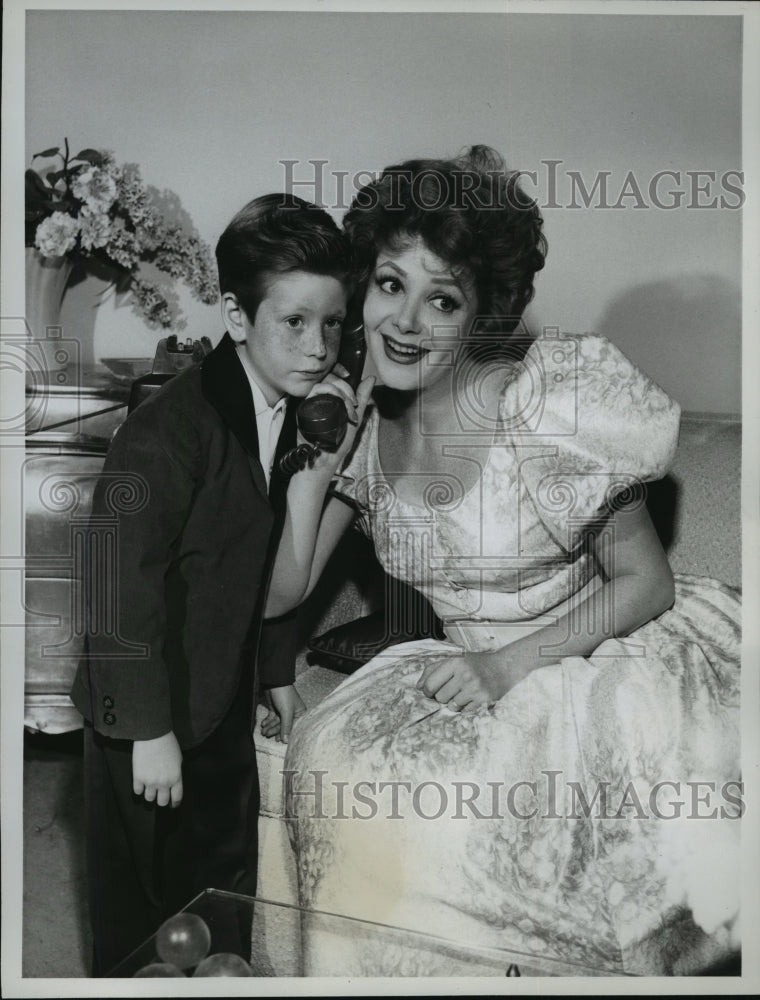 1961 Press Photo Cara Williams and son, John Barrymore III in &quot;Pete and Gladys&quot;- Historic Images