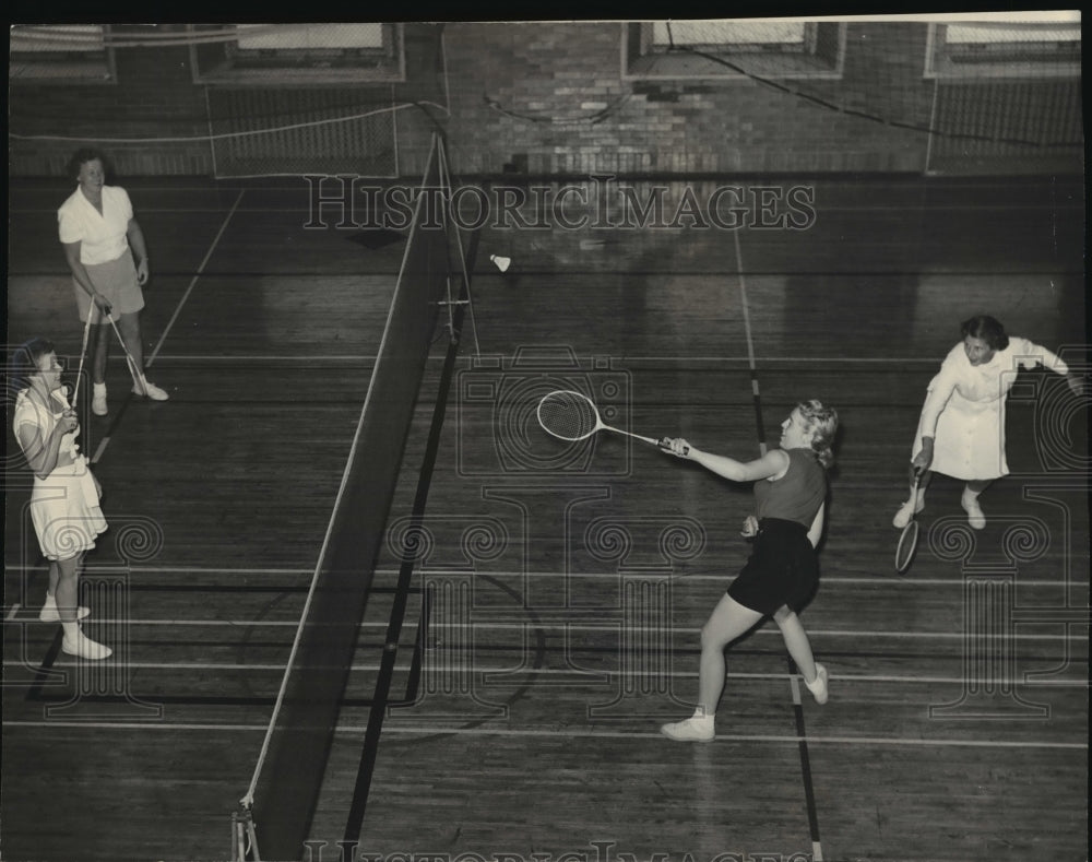 1952 Press Photo Women&#39;s badminton tournament at Milwaukee Athletic Club - Historic Images