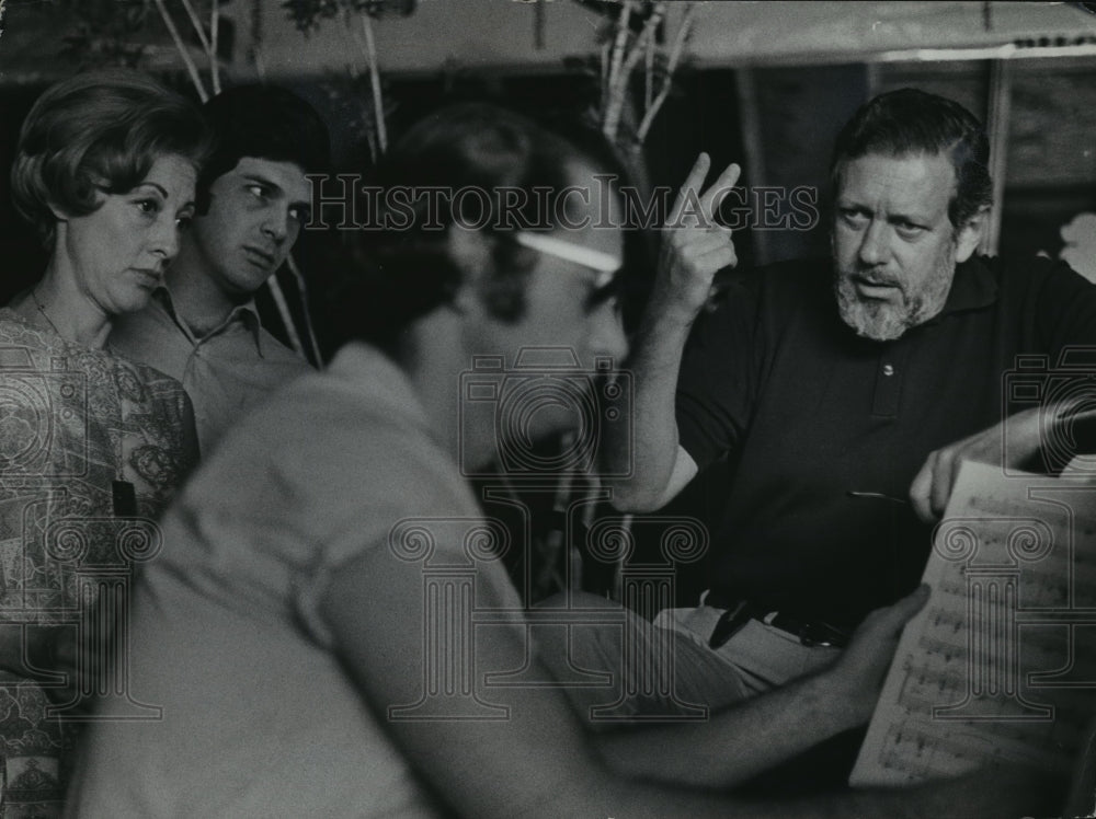 1969 Press Photo Paint Your Wagon Music director Earl Wrightson instructs Cast-Historic Images