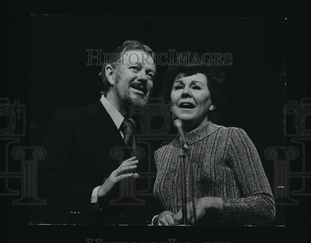 1973 Press Photo Earl Wrightson and Lois Hunt - mjx09411-Historic Images