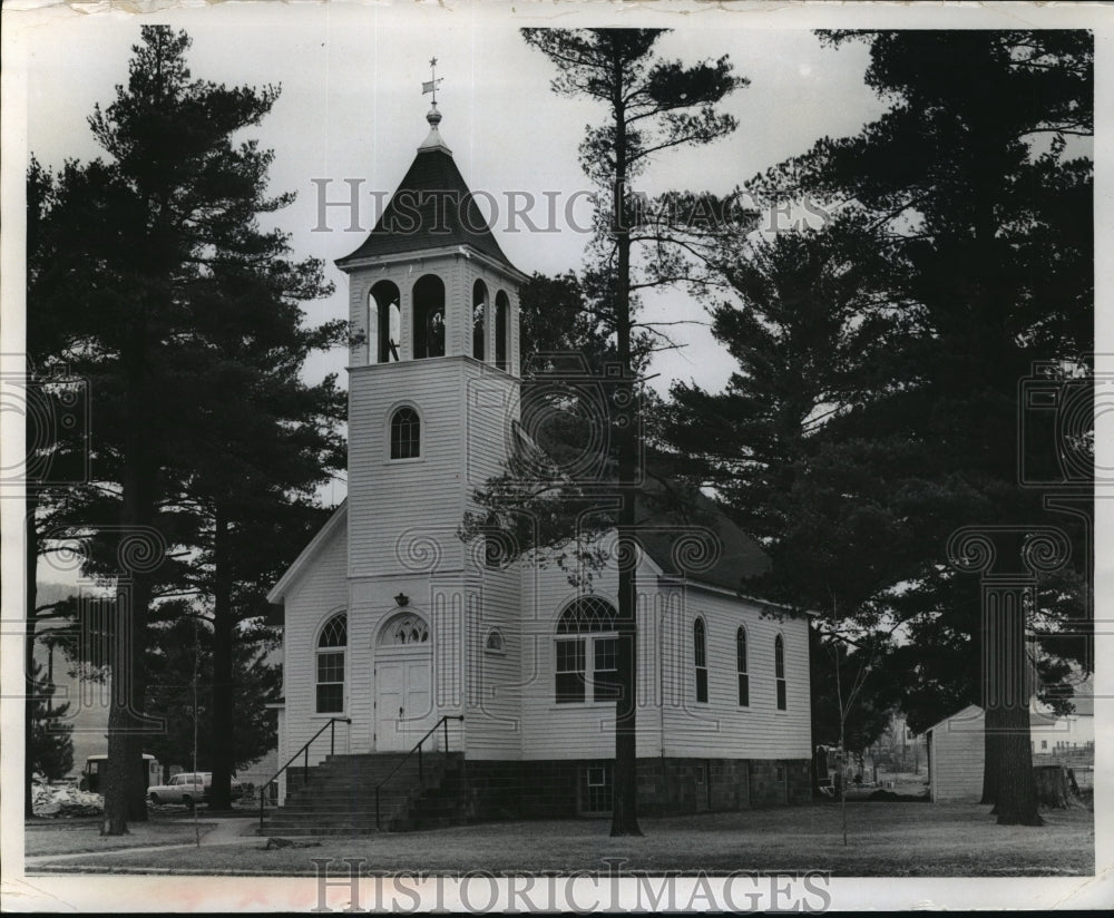 1969 Press Photo Pine shaded church of 19th century in La Crosse, Wis- Historic Images