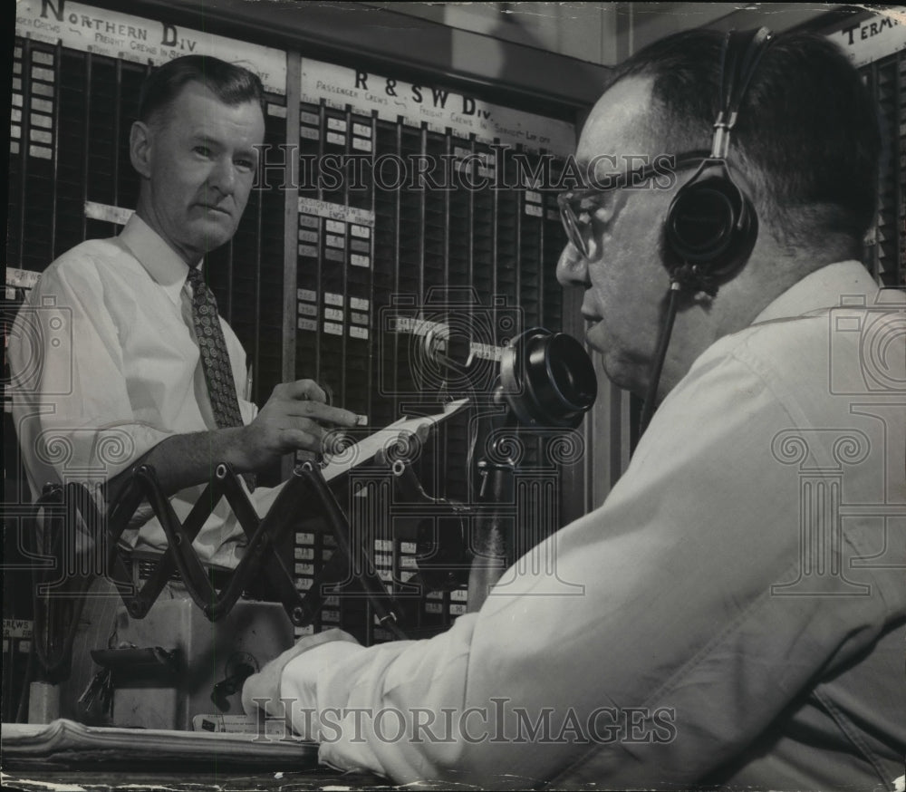 1952 Press Photo HJ O&#39;Brien &amp; BW Altmeyer using modern communication equipment-Historic Images