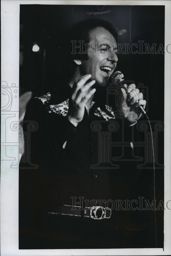 1976 Press Photo Dion in Milwaukee - mjx10652-Historic Images