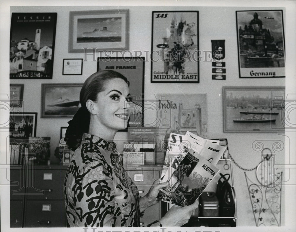 1967 Press Photo Jayne Meadows runs a travel agency in Los Angeles - mjx10891- Historic Images