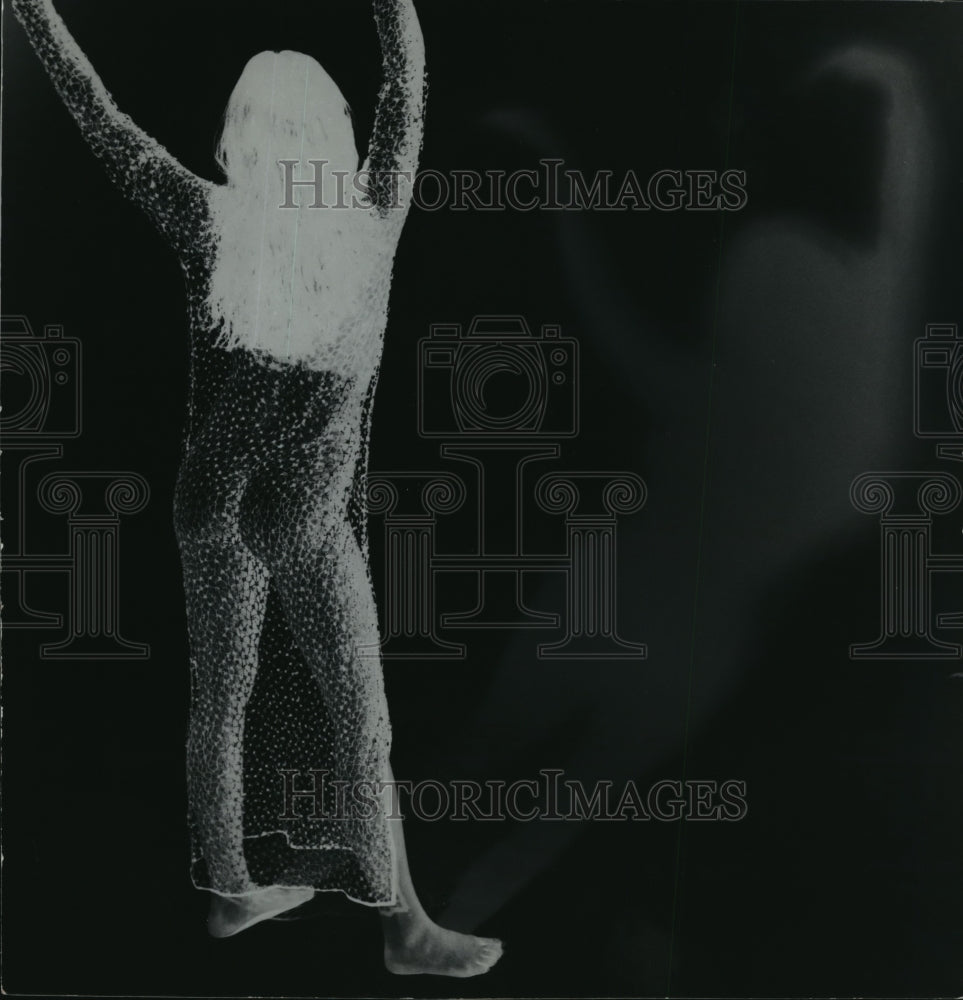Press Photo Photo of a Back of a Woman by Robb Zornow - mjx12066-Historic Images