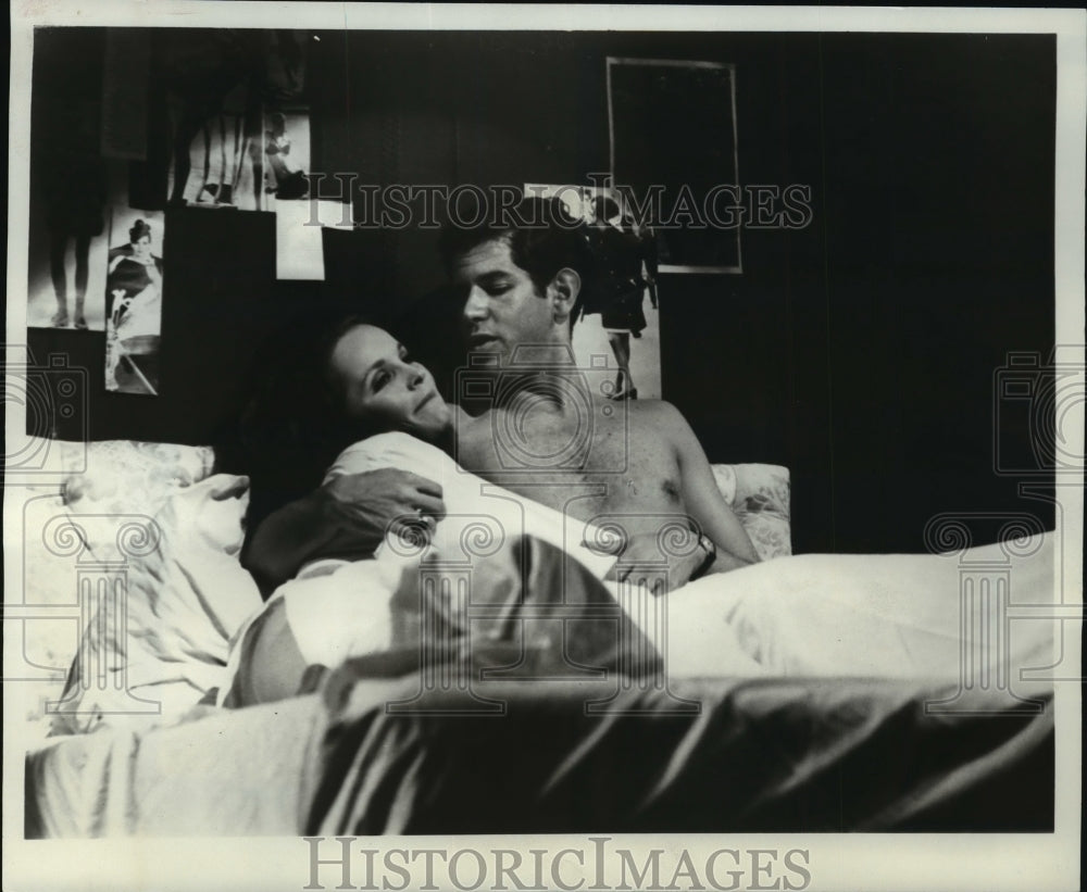 1968 Press Photo Marlyn Mason &amp; Anthony Roberts in How Now, Dow Jones-Historic Images