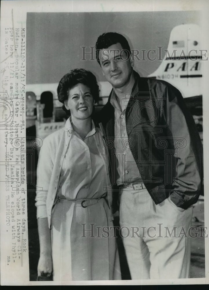 1966 Press Photo Rock Hudson with bride of three days, Phyllis Gates, at airport- Historic Images