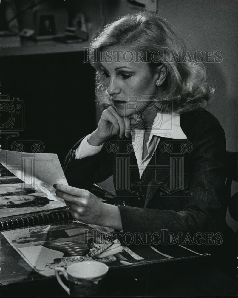 1977 Press Photo Pam Beattie makes commercials for TV and radio. - mjx13636-Historic Images