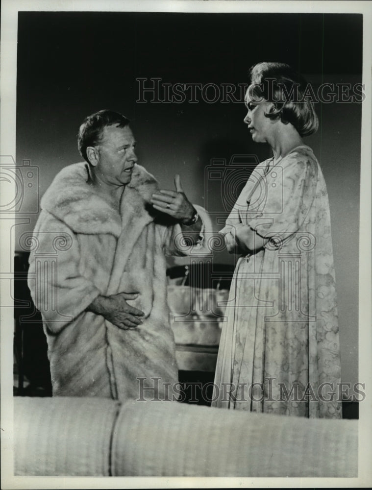 1955 Press Photo Mickey Rooney and Emmaline Henry star in "Seaside, Westside"-Historic Images