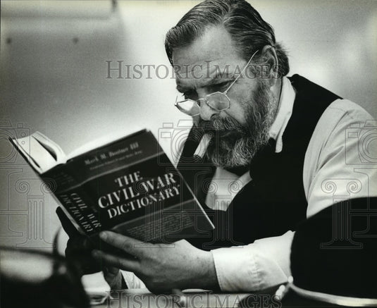 1980 Press Photo Thomas Zito reads history book for his role as Ulysses S. Grant-Historic Images