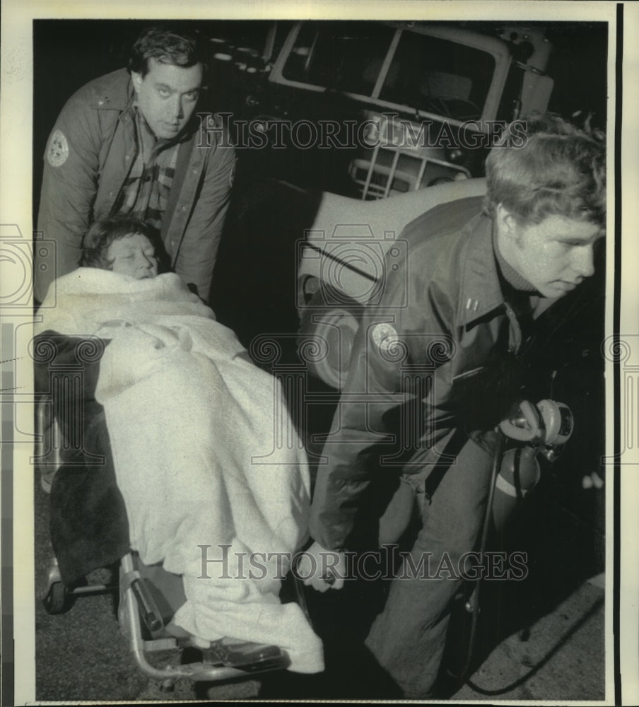 1975 Press Photo Injured woman leaves the LaGuardia Airport after an explosion-Historic Images