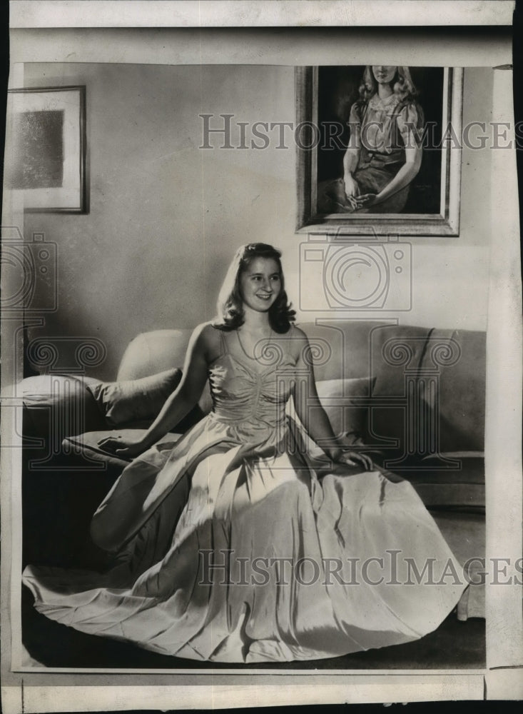 1941 Press Photo Mary Peck, debutante from Milwaukee, Wisconsin. - mjx14575-Historic Images